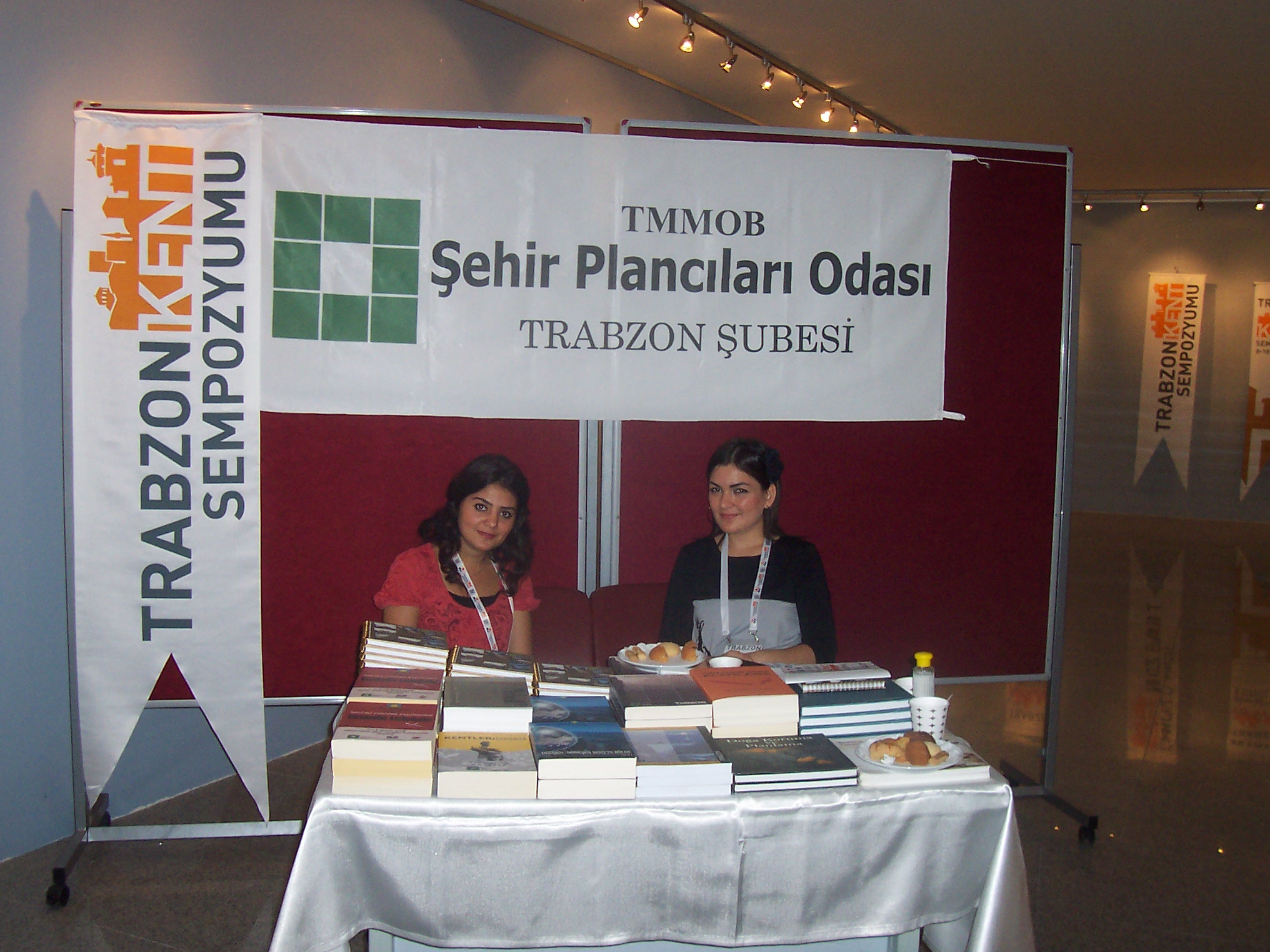 TMMOB ŞEHİR PLANCILARI ODASI TRABZON ŞUBESİ OLARAK ODAMIZI DAHA İYİ TANITMAK AMACIYLA TRABZON KENT SEMPOZYUMU BOYUNCA STANT AÇTIK 
