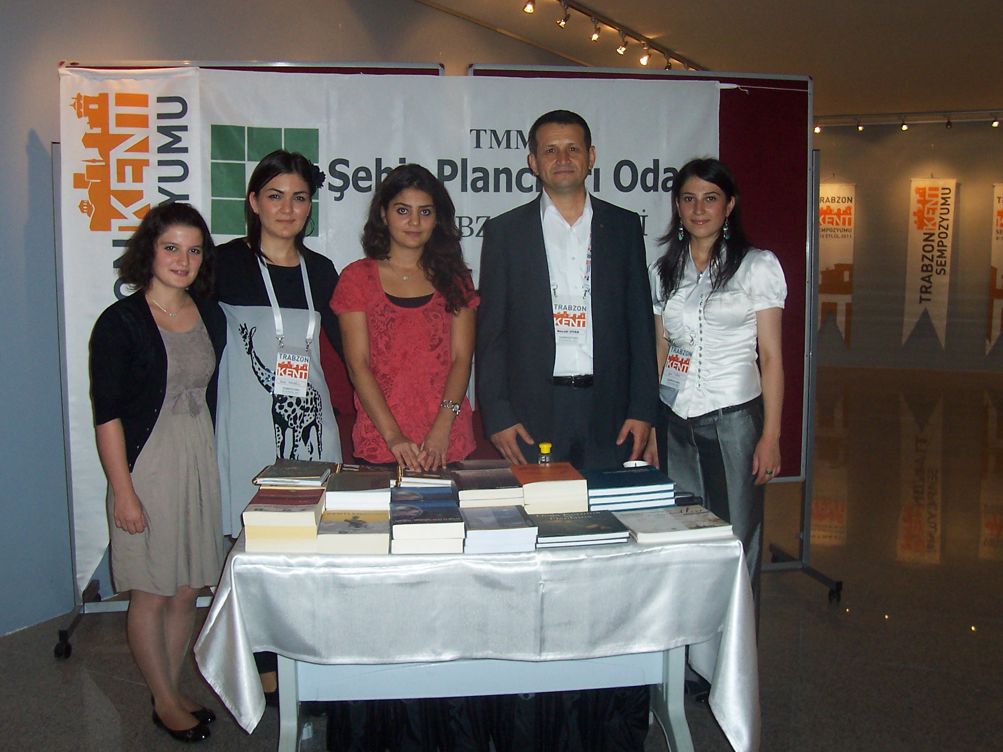 TRABZON KENT SEMPOZYUMU’NDAKİ STANDIMIZI TMMOB ŞEHİR PLANCILARI ODASI GENEL BAŞKANI SAYIN NECATİ UYAR ZİYARET ETTİ 