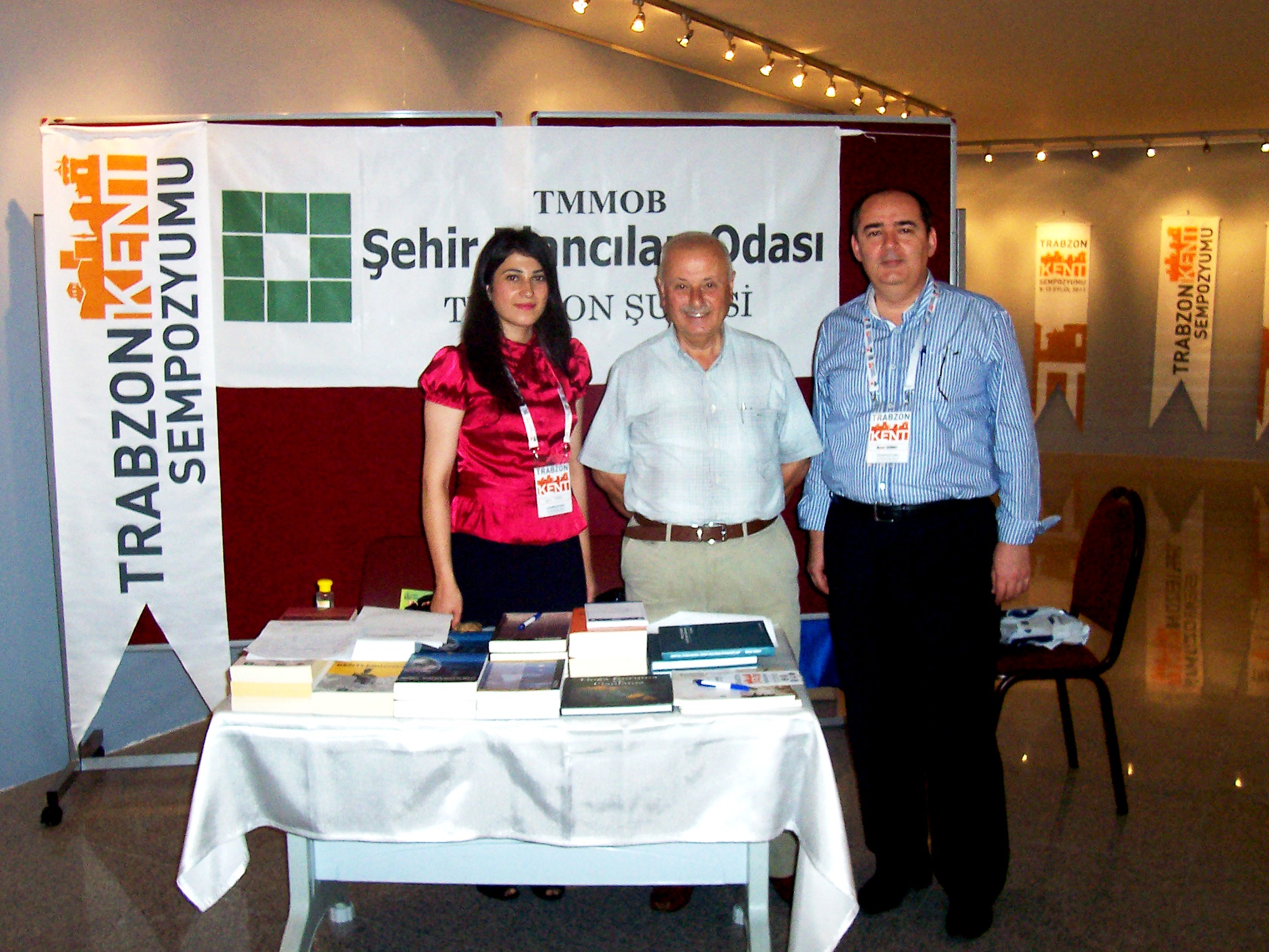 TRABZON KENT SEMPOZYUMU’NDAKİ STANDIMIZI SAYIN TRABZON ESKİ BELEDİYE BAŞKANI ORHAN KARAKULLUKÇU ZİYARET ETTİ 