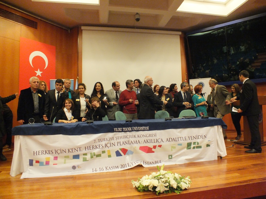 8 KASIM DÜNYA ŞEHİRCİLİK GÜNÜ 7.TÜRKİYE ŞEHİRCİLİK KONGRESİNDE ŞUBE II. BAŞKANIMIZ KADİR GÜNAY’A MESLEKTE 25. YIL PLAKETİ VERİLDİ