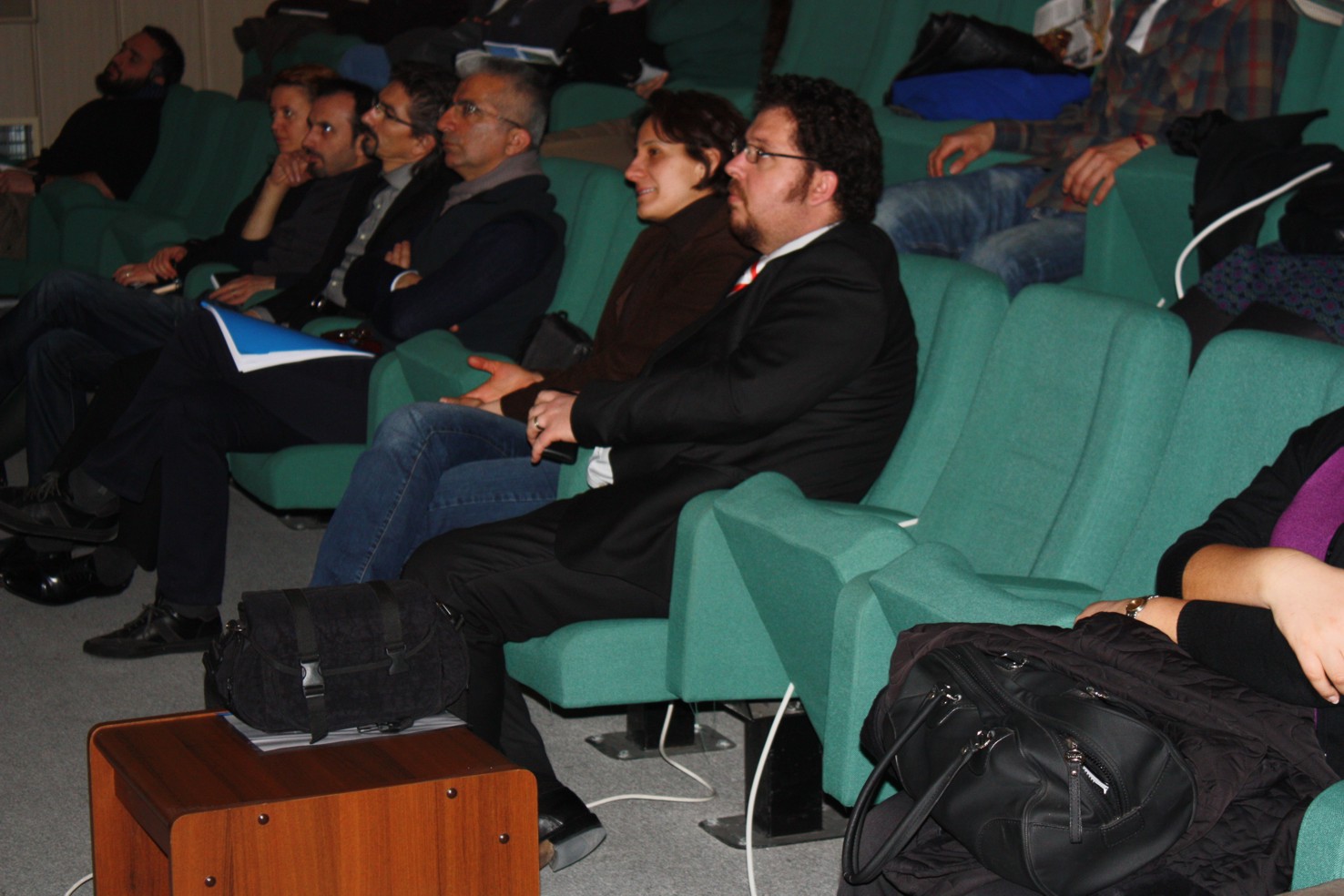 DOÇ.DR. HÜLAGÜ KAPLAN’IN KONUŞMACI OLARAK KATILDIĞI KONFERANS VE E.Ü. ŞEHİR VE BÖLGE PLANLAMA BÖLÜMÜ ÖĞRENCİLERİ TARAFINDAN HAZIRLANAN SERGİ 12 MART 2012 TARİHİNDE GERÇEKLEŞTİRİLDİ