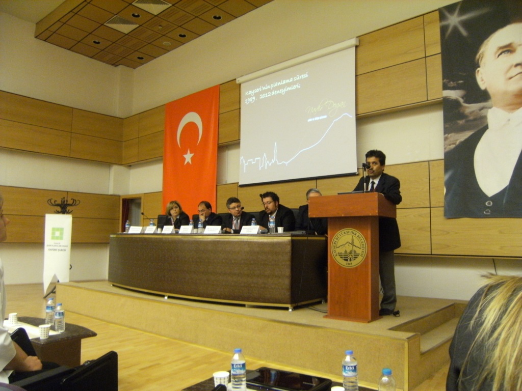 “ŞEHİRLERİ PLANLAMAK: ŞEHİR PLANCILARI VE KAYSERİ” KONULU PANEL DÜZENLEDİK
