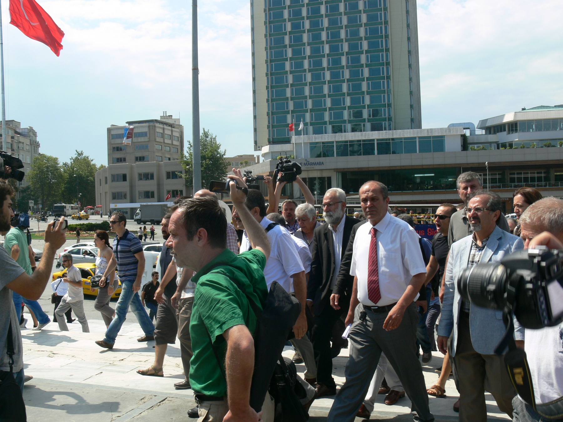 TAKSİM DAYANIŞMA'DAN AÇIKLAMA: 
AKLIN, VİCDANIN, HUKUKUN VE DEMOKRASİNİN BİTTİĞİ YERDEYİZ
