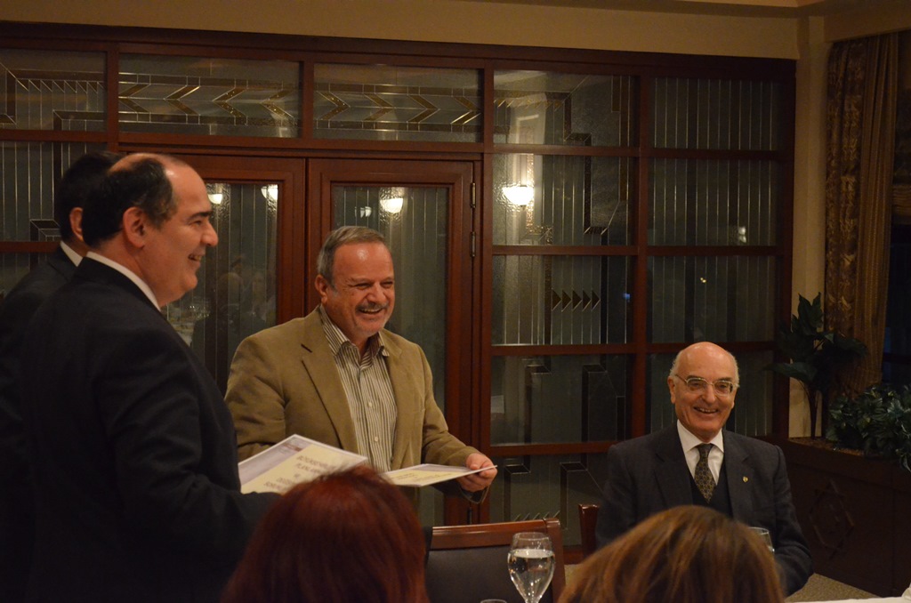 22 KASIM 2013 PANELİNE KATKI VEREN DEĞERLİ HOCALARIMIZA, KATILIM SERTİFİKALARI VE TRABZON VE BÖLGESİNİ TANITAN YÖRESEL İÇERİKLİ TANITIM PAKETİ VERİLDİ