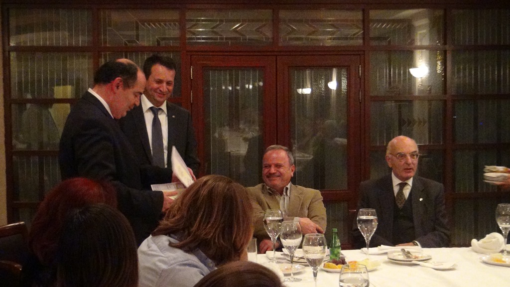 ŞUBE II. BAŞKANIMIZ KADİR GÜNAY TARAFINDAN, 22 KASIM 2013 PANELİNE OTURUM BAŞKANLIĞI YAPAN ODA GENEL MERKEZİ GENEL BAŞKANI NECATİ UYAR`A, KATILIM SERTİFİKASI İLE TRABZON VE BÖLGESİNİ TANITAN YÖRESEL İÇERİKLİ TANITIM PAKETİ VERİLDİ