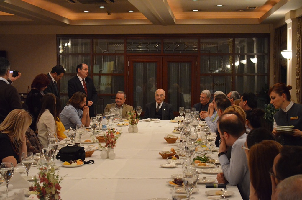 ŞUBE II. BAŞKANIMIZ KADİR GÜNAY VE ODAMIZ GENEL BAŞKANI NECATİ UYAR, PANELE KATILIM GÖSTEREN ODA GENEL MERKEZİ VE ŞPO ŞUBE YÖNETİM KURULU ÜYELERİNE , TRABZON VE BÖLGESİNİ TANITAN YÖRESEL İÇERİKLİ TANITIM PAKETİ VERİLDİ