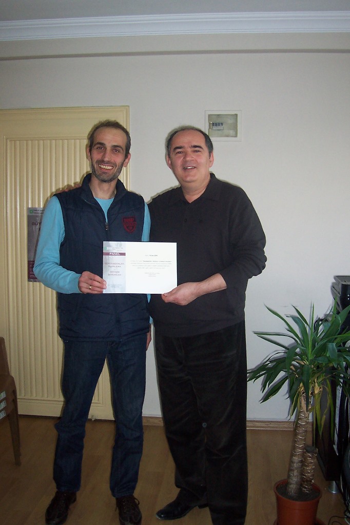 22 KASIM 2013 TARİHLİ "BÜYÜKŞEHİRLER, PLANLAMA VE DEĞİŞİM SORUNLARI" PANELİNDE GÖREV ALAN YÜRÜTME KURULU ÜYELERİNE, ŞUBE II. BAŞKANI KADİR GÜNAY TARAFINDAN, TEŞEKKÜR BELGESİ VERİLDİ