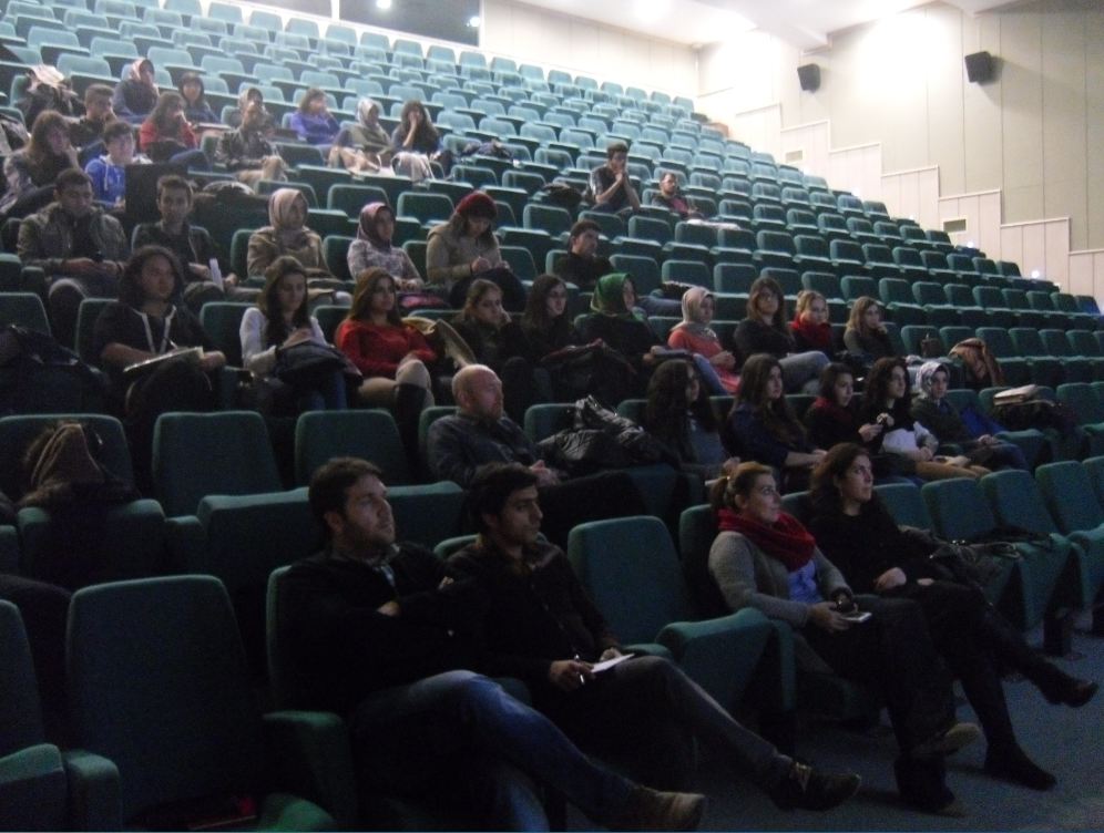 CUMA SÖYLEŞİLERİ: DR. M. ANIL ŞENYEL "KENTSEL MİKRO-SÜRDÜREBİLİRLİK DENEYİMİ:ANKARA ÖRNEĞİNDE KENT BOSTANLARI" KONULU SÖYLEŞİSİNİ GERÇEKLEŞTİRDİ.