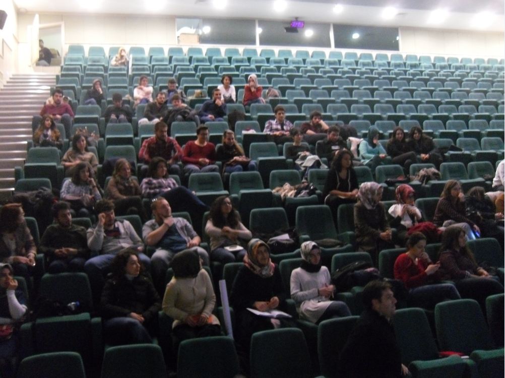  CUMA SÖYLEŞİLERİ: ARAŞ.GÖR. YASİN BARIŞ GÖĞÜŞ “KAMUSAL MEKAN VE MEKANIN KAMUSALLIĞI: KAMUSALLIK ÇALIŞMALARI ÜZERİNE BİR DEĞERLENDİRME” KONULU SÖYLEŞİSİNİ GERÇEKLEŞTİRDİ