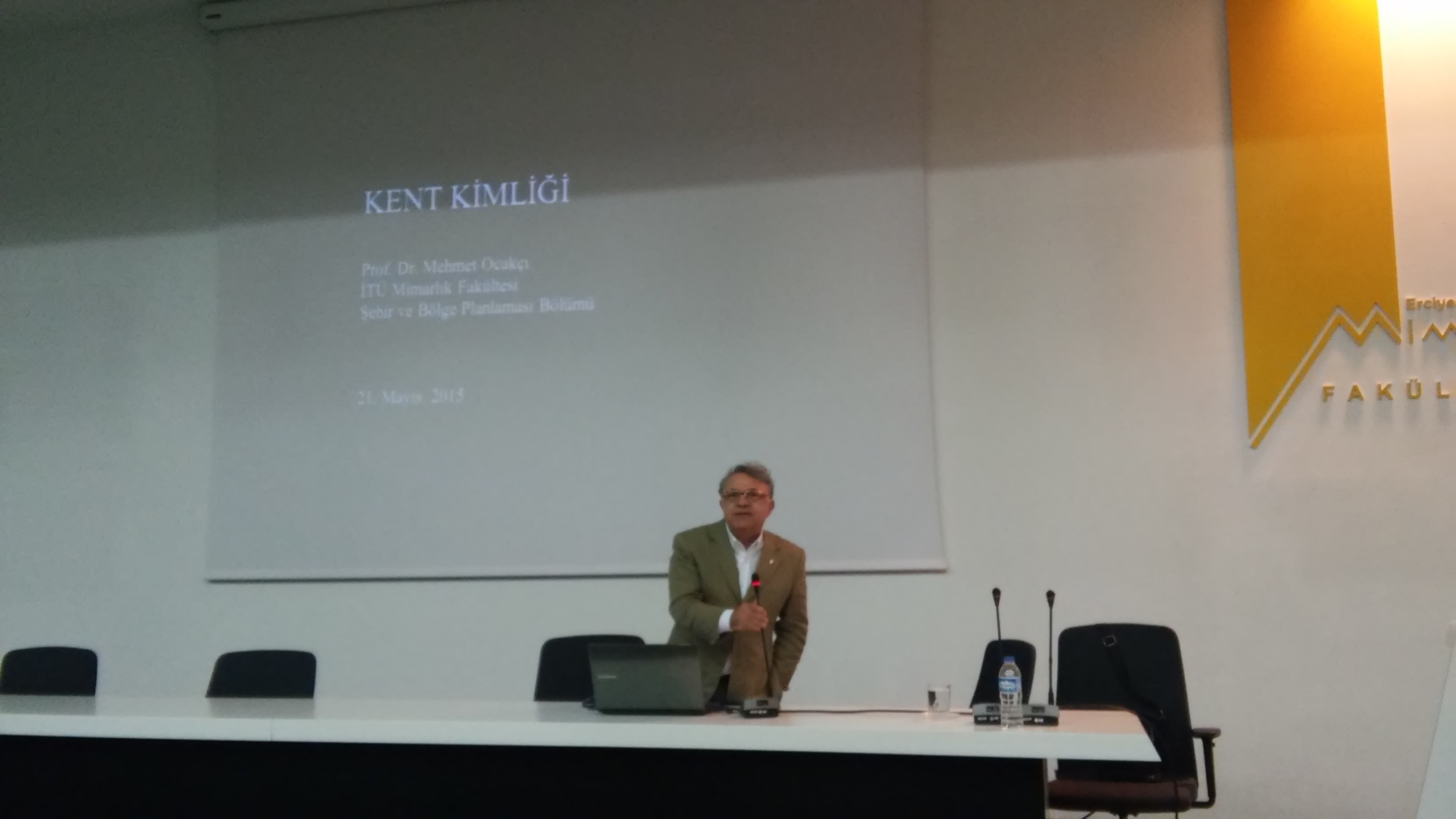  CUMA SÖYLEŞİLERİ: PROF. DR. MEHMET OCAKÇI "KENT KİMLİĞİ" KONULU SÖYLEŞİSİNİ GERÇEKLEŞTİRDİ