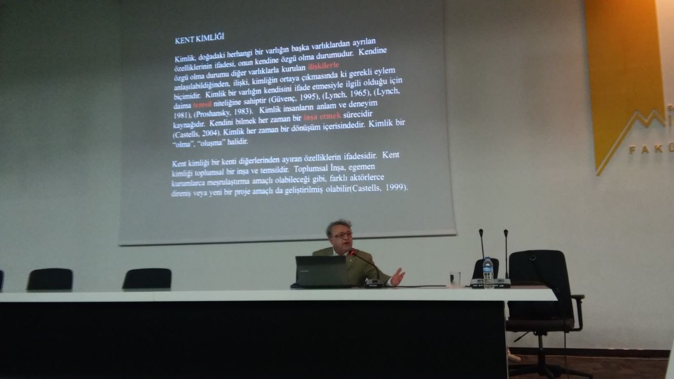  CUMA SÖYLEŞİLERİ: PROF. DR. MEHMET OCAKÇI "KENT KİMLİĞİ" KONULU SÖYLEŞİSİNİ GERÇEKLEŞTİRDİ