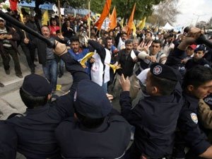 TEKEL İŞÇİLERİNE YAPILANI ANLAMAK İÇİN, BÜYÜK KENTLERİMİZDE ÜRETİMİN TASFİYE EDİLDİĞİ TEKEL BİNALARININ NE YAPILDIĞINA BAKILMALIDIR!