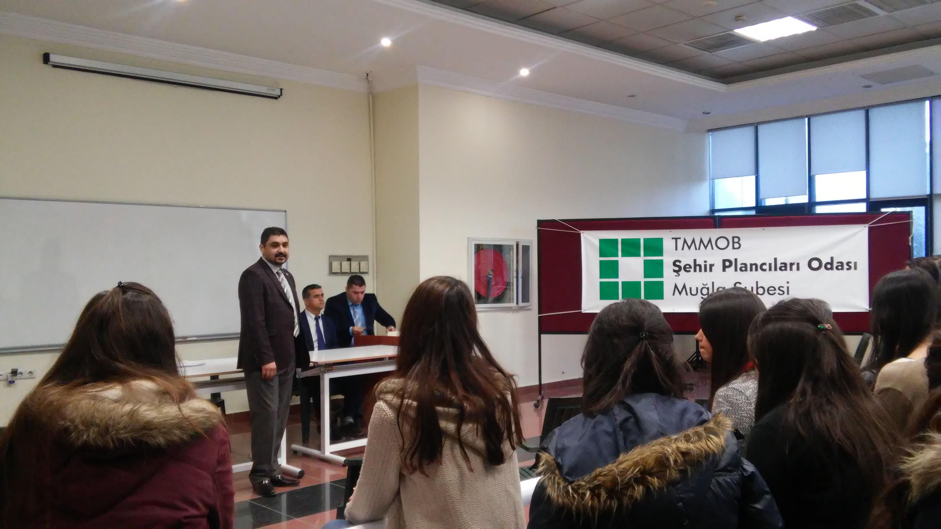 PAMUKKALE ÜNİVERSİTESİ ŞEHİR VE BÖLGE PLANLAMA BÖLÜMÜ ÖĞRENCİLERİ'NE KÜTÜPHANE