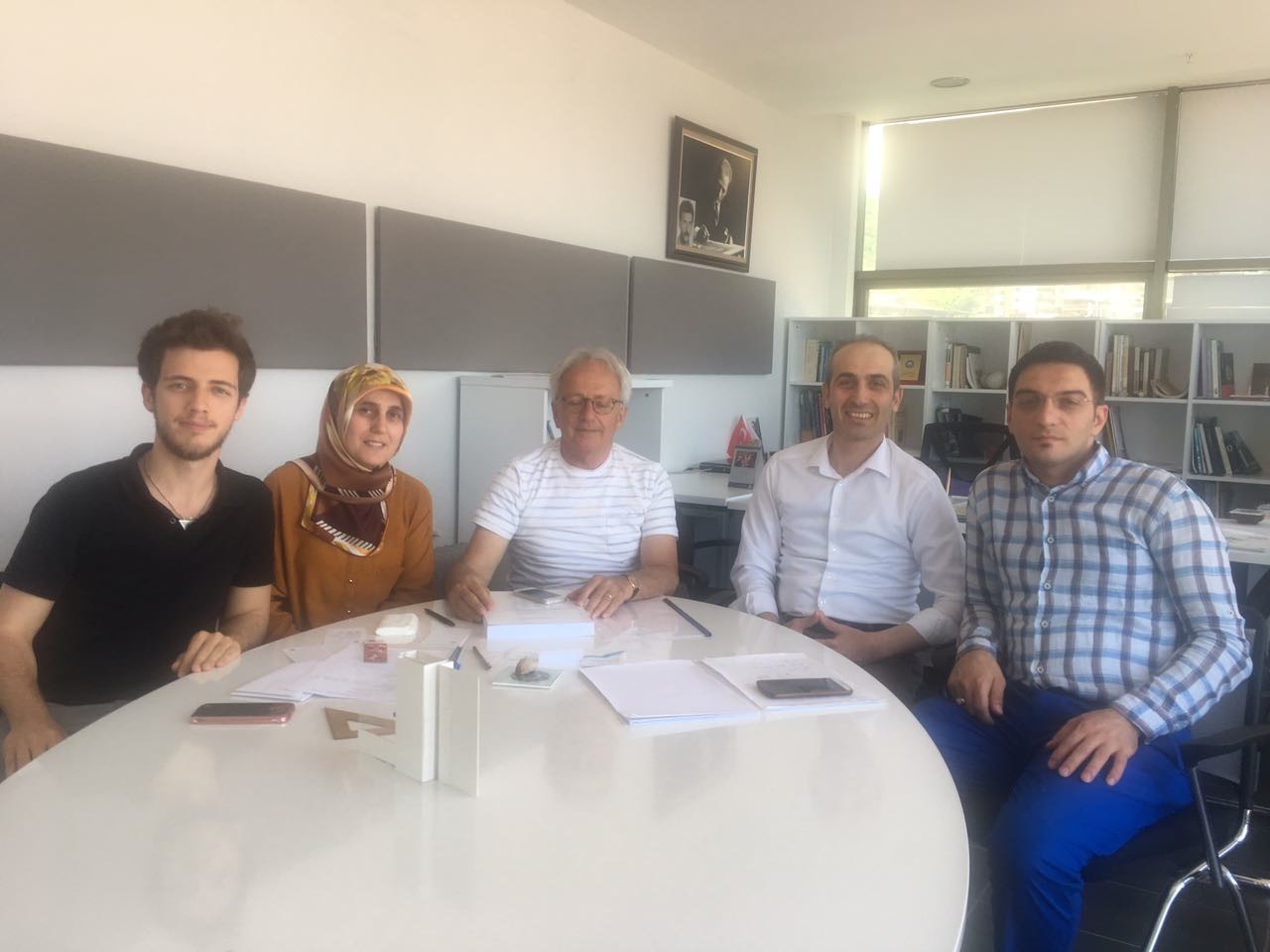 AVRASYA ÜNİVERSİTESİ MÜHENDİSLİK VE MİMARLIK FAKÜLTESİ, MİMARLIK BÖLÜMÜ KÜTÜPHANESİNE, ODAMIZ YAYINLARI HEDİYE EDİLDİ