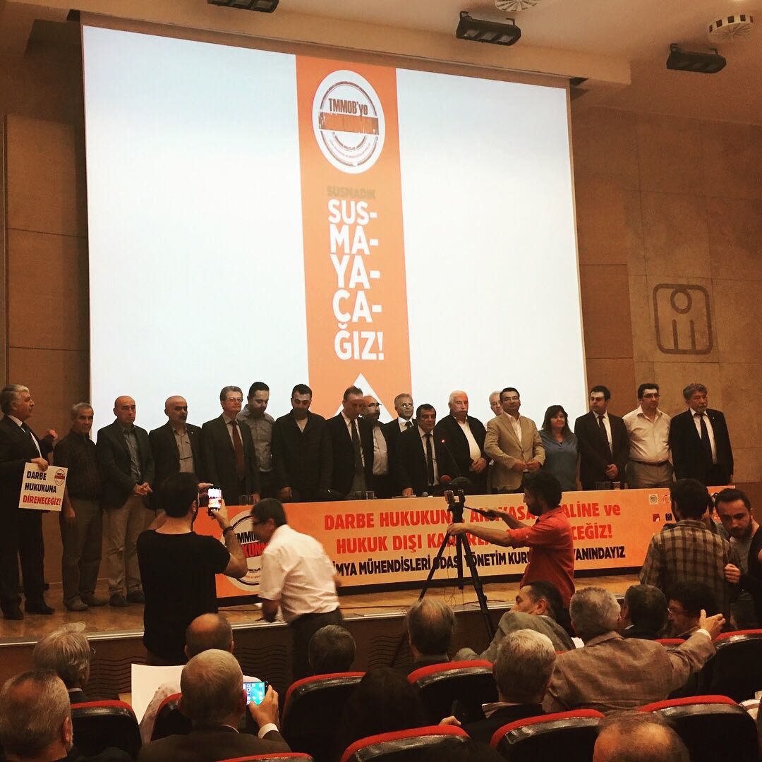 KİMYA MÜHENDİSLERİ ODASI YÖNETİM KURULU'NUN YANINDAYIZ
DARBE HUKUKUNA, ANAYASA İHLALİNE VE HUKUK DIŞI KARARLARA DİRENECEĞİZ