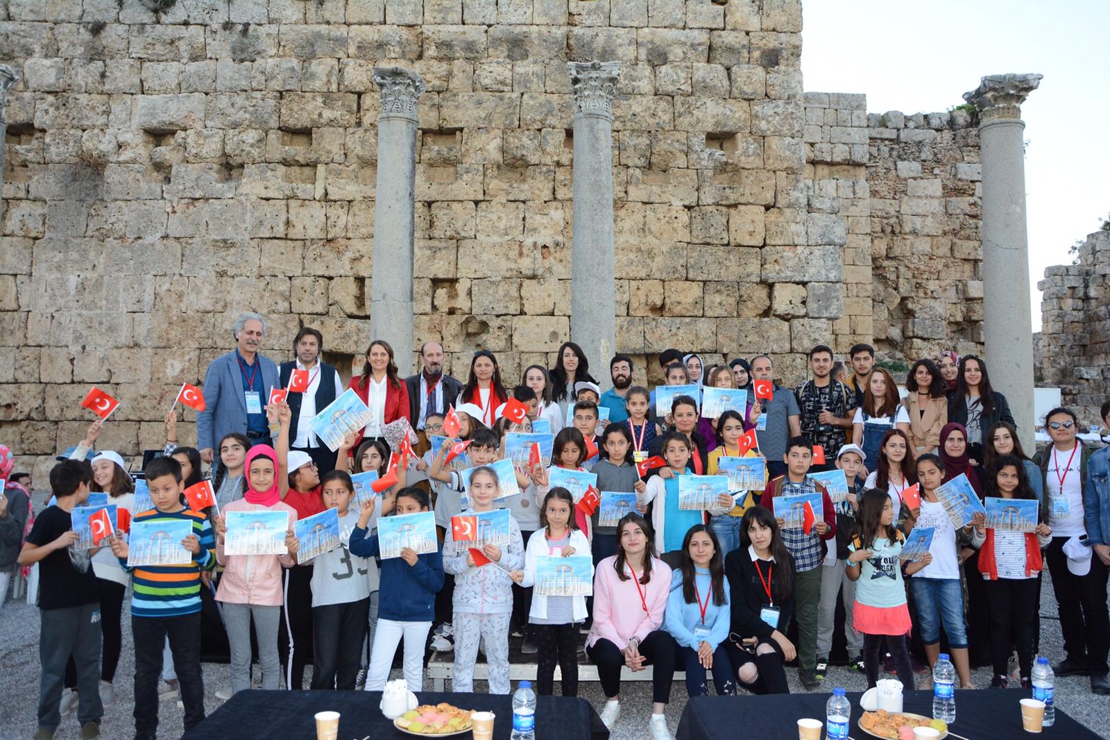 27 EKİM 2018 TARİHİNDE PERGE ANTİK KENTİ`NDE ``PERGE`DE YAŞAM`` KONULU RESİM YARIŞMASI ETKİNLİĞİMİZİ GERÇEKLEŞTİRDİK.