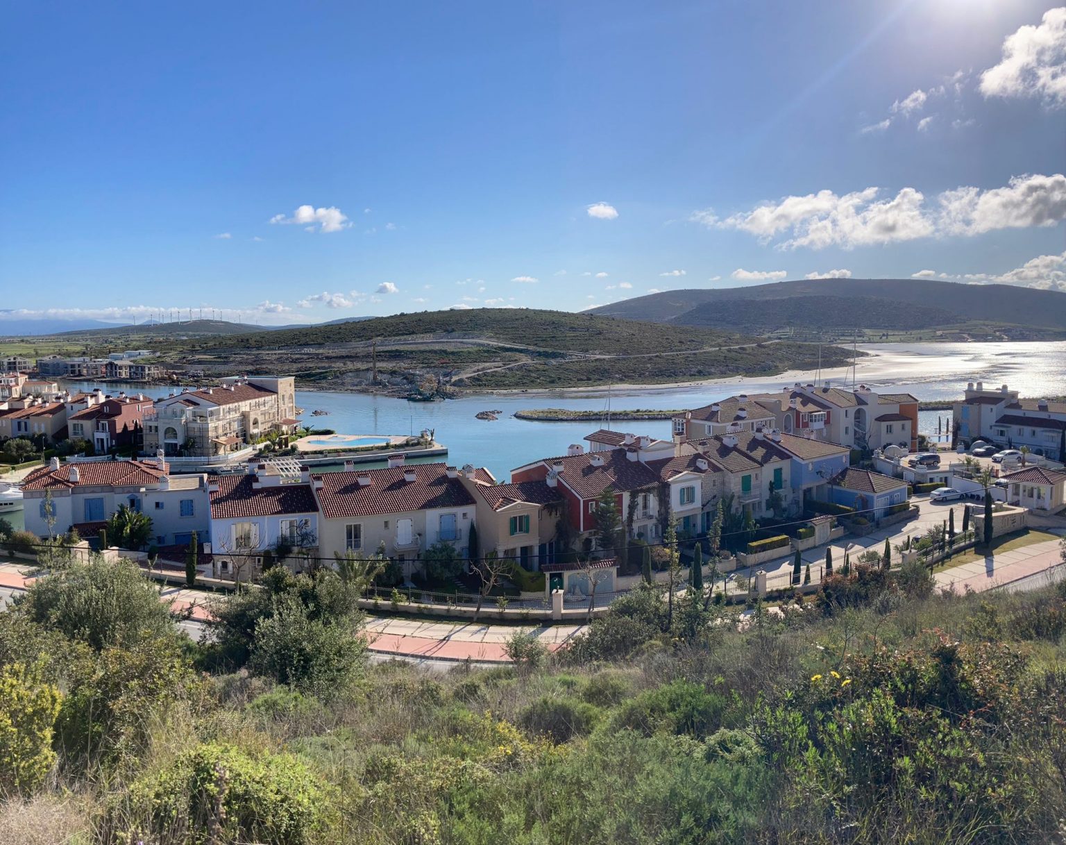 ALAÇATI SULAK ALANINDA İNŞAATLAR HIZ KESMEDEN DEVAM EDİYOR!