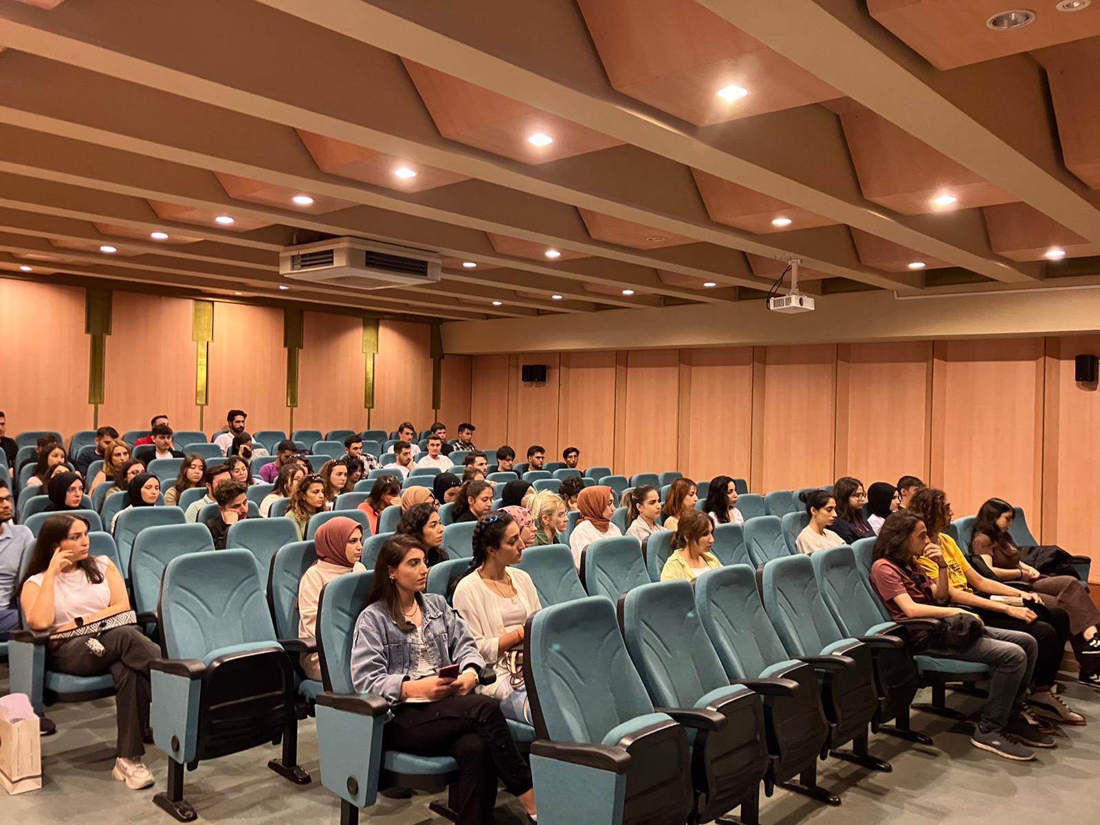 DÖNEMİN İLK ÖĞRENCİ KOMİSYONU TOPLANTISINI YÖNETİM KURULU ÜYELERİMİZ KATILIMIYLA  GERÇEKLEŞTİRDİK.