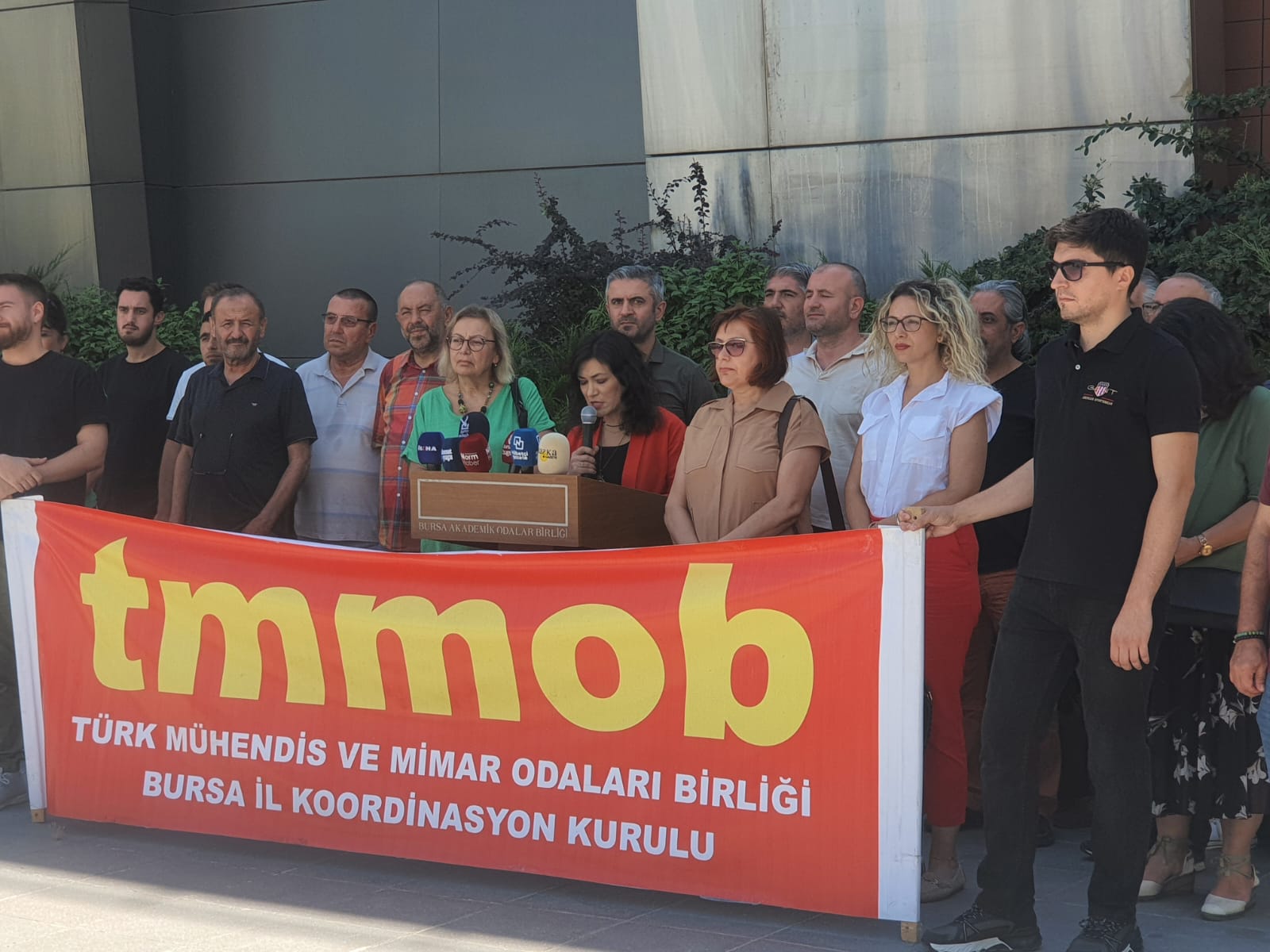 ÖZEL SEKTÖRDE ÜCRETLİ VE SERBEST ÇALIŞAN MİMAR, MÜHENDİS VE ŞEHİR PLANCILARININ SORUNLARI BÜYÜYOR.
TÜM MESLEKTAŞLARIMIZIN İNSANCA YAŞAM HAKKINI SAVUNUYORUZ!